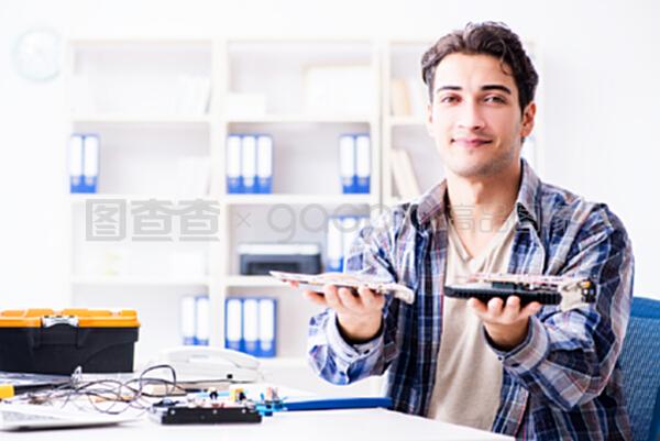 維修車間里的計(jì)算機(jī)專家 專業(yè)修理工如何讓機(jī)器重獲新生